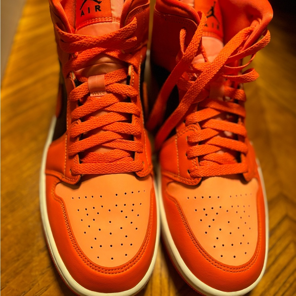 NEW WMNS AIR JORDAN 1 MID SE 10.5- RUSH ORANGE CRIMSON BLISS